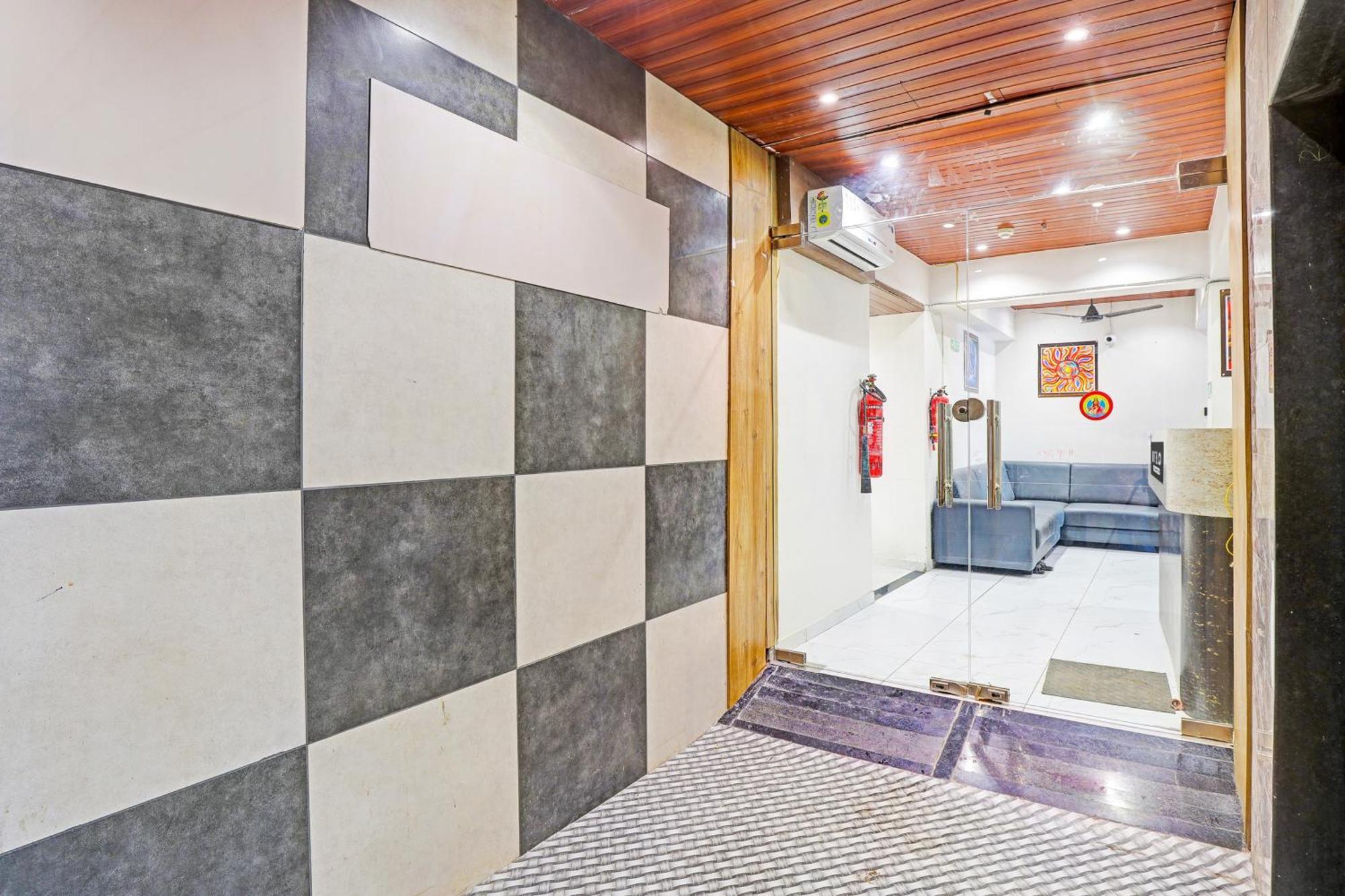 Super Hotel O Althan Formerly Hotel Niraant Surat Esterno foto