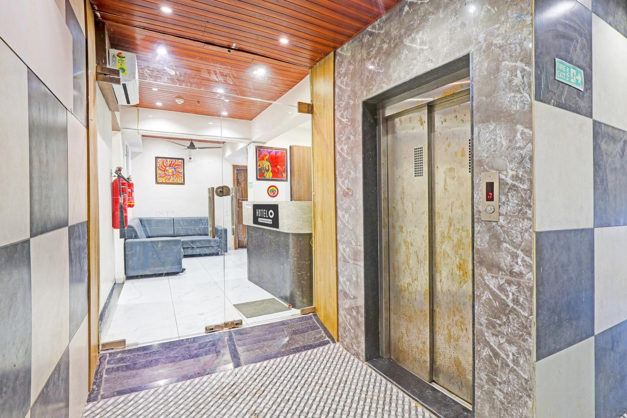 Super Hotel O Althan Formerly Hotel Niraant Surat Esterno foto