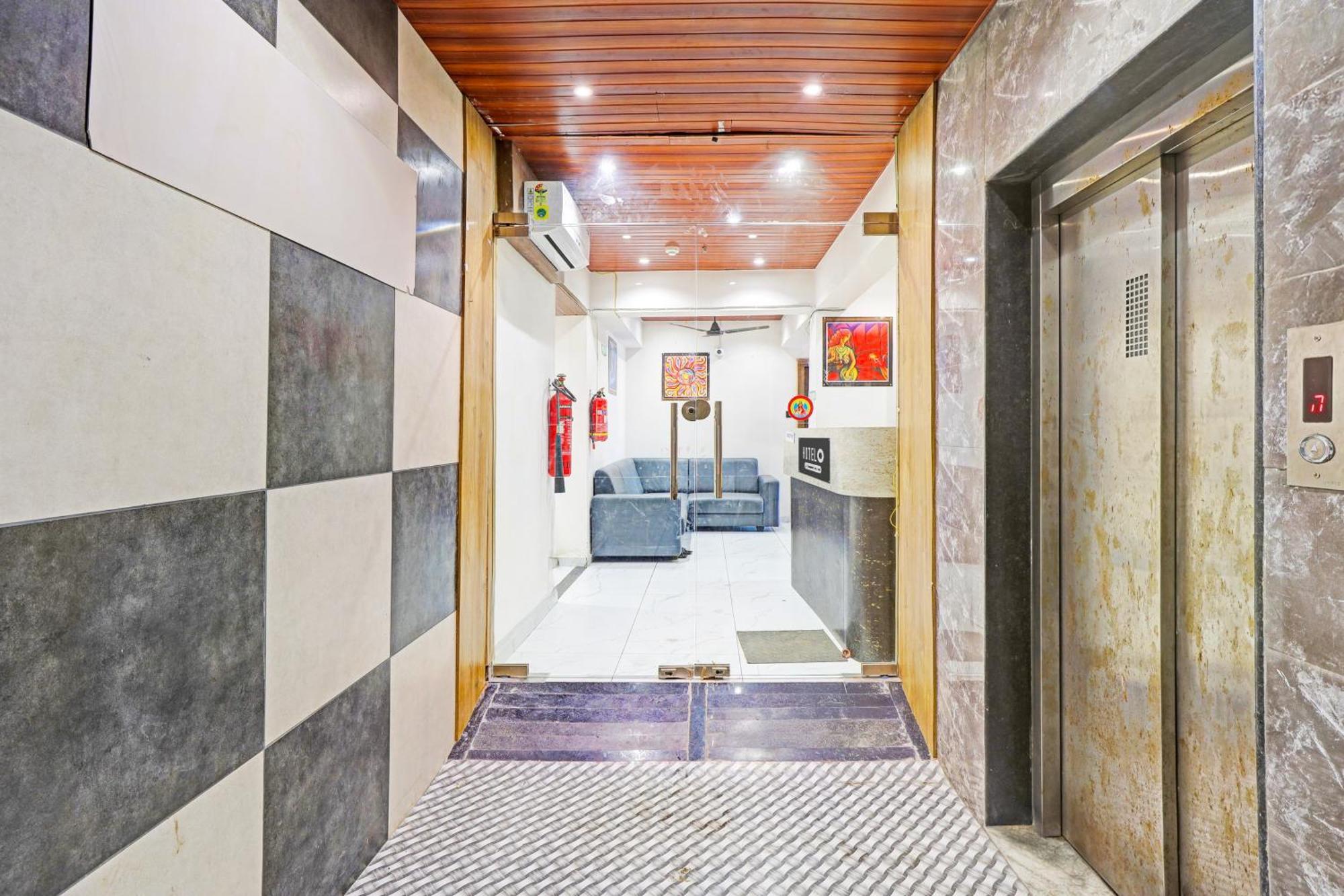 Super Hotel O Althan Formerly Hotel Niraant Surat Esterno foto