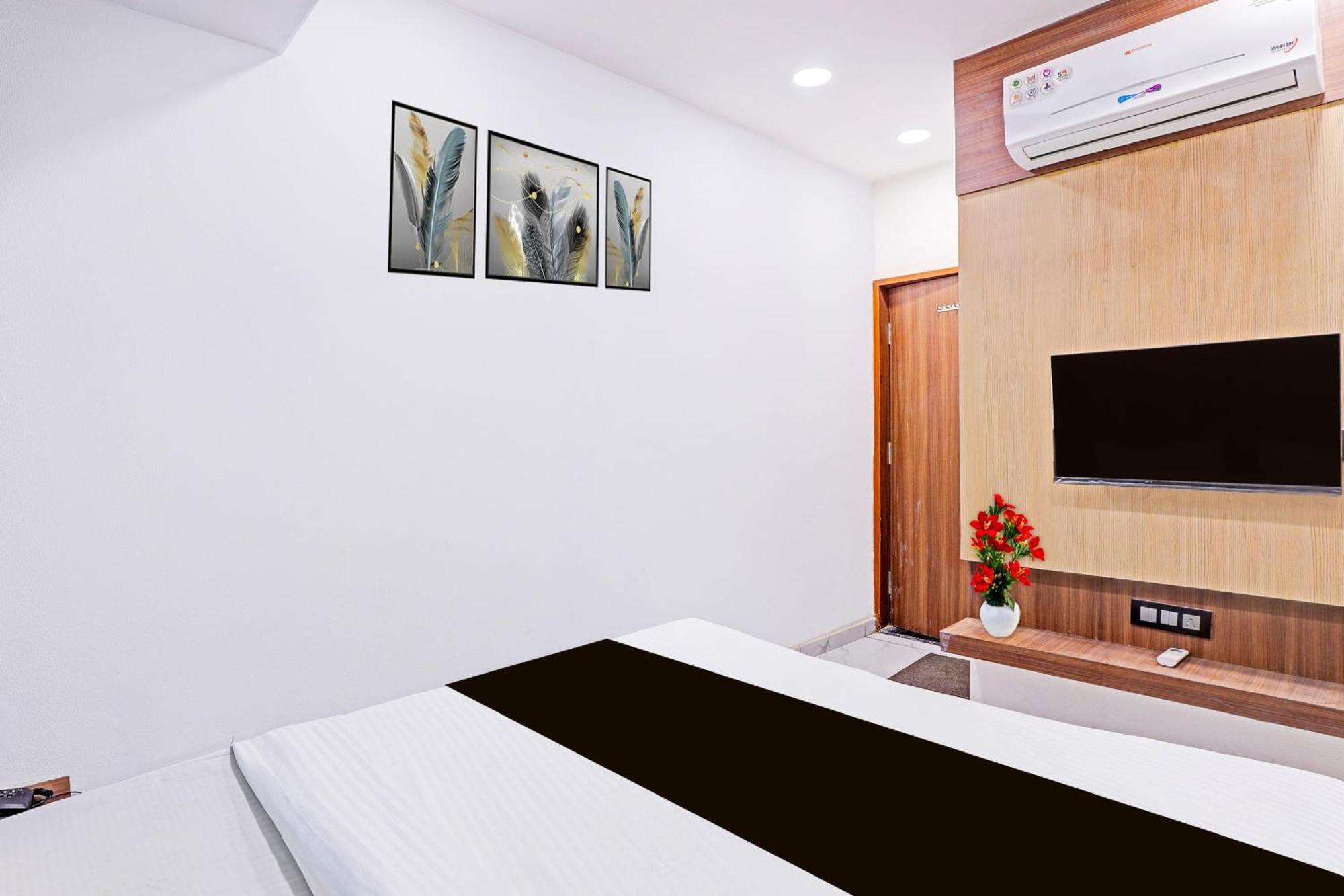 Super Hotel O Althan Formerly Hotel Niraant Surat Esterno foto