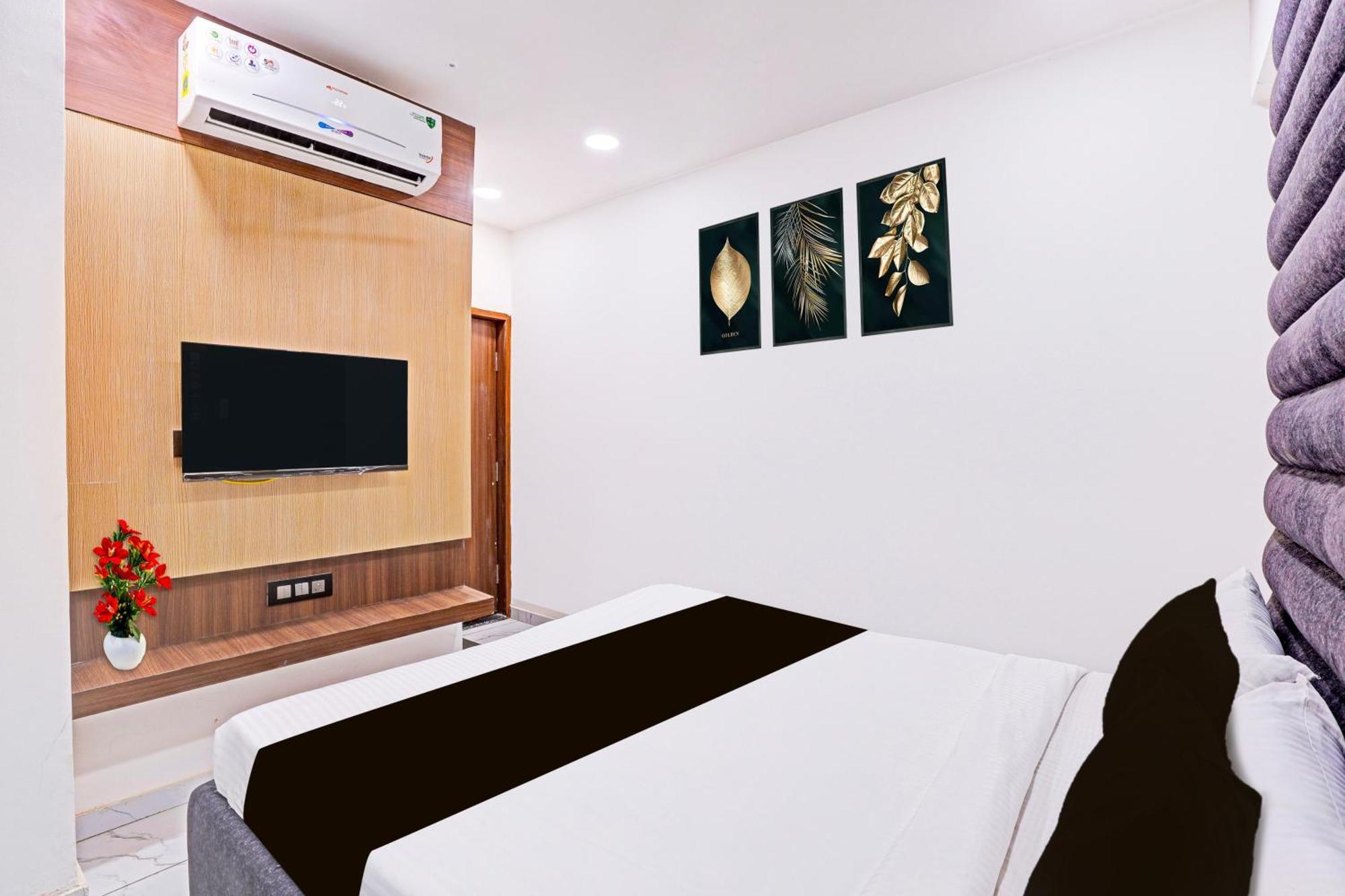 Super Hotel O Althan Formerly Hotel Niraant Surat Esterno foto