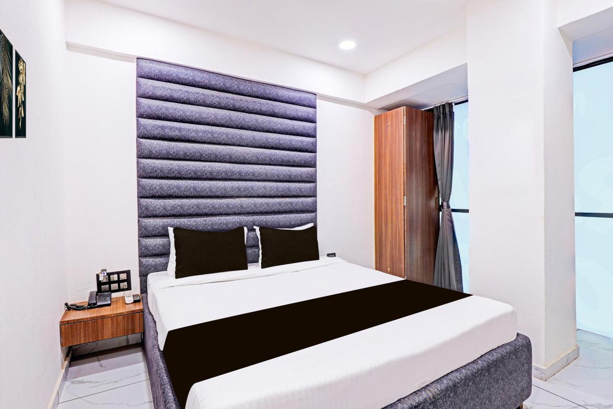 Super Hotel O Althan Formerly Hotel Niraant Surat Esterno foto