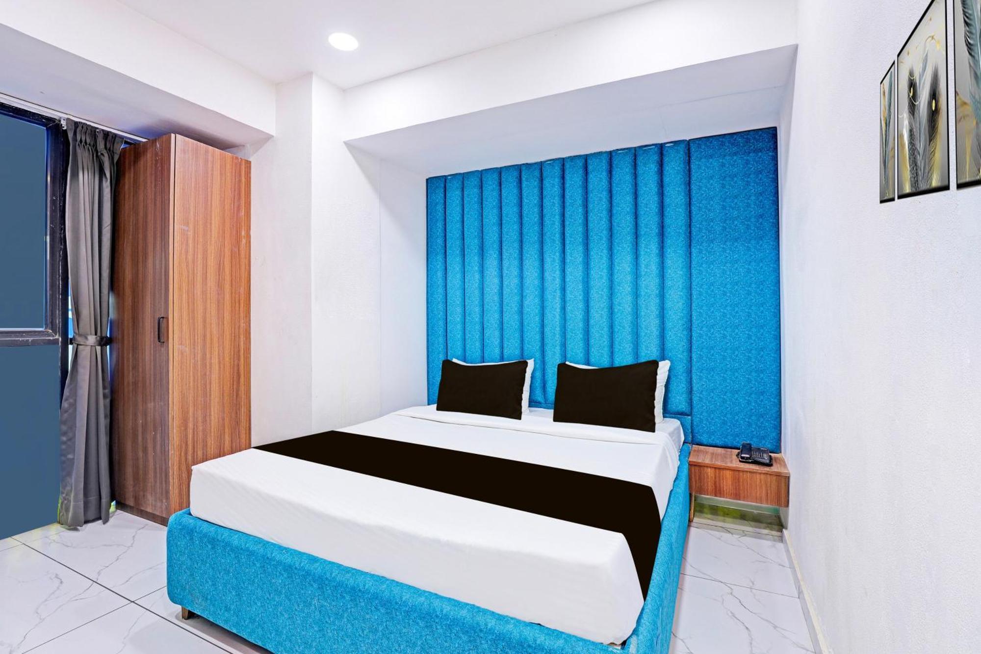 Super Hotel O Althan Formerly Hotel Niraant Surat Esterno foto
