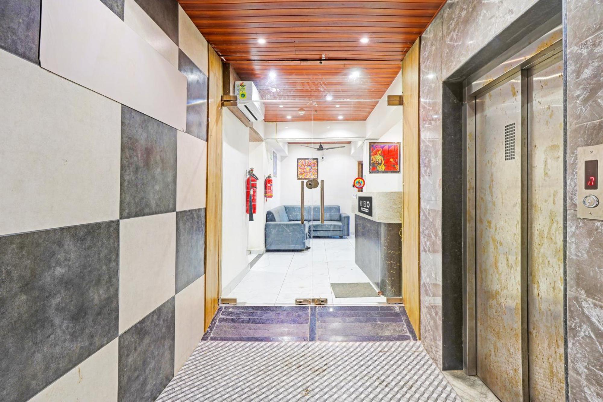 Super Hotel O Althan Formerly Hotel Niraant Surat Esterno foto