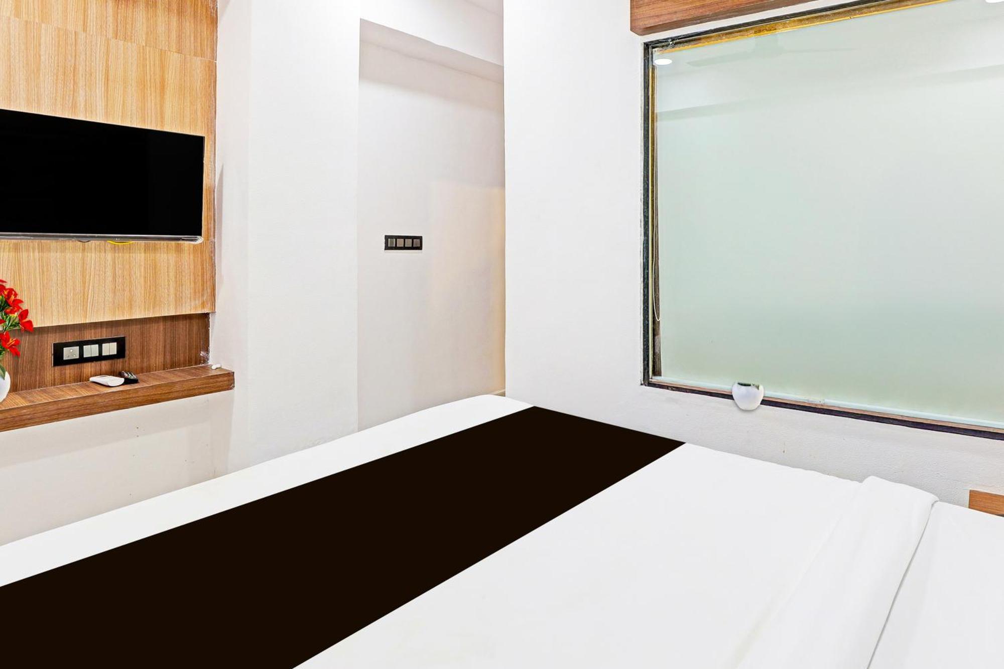 Super Hotel O Althan Formerly Hotel Niraant Surat Esterno foto