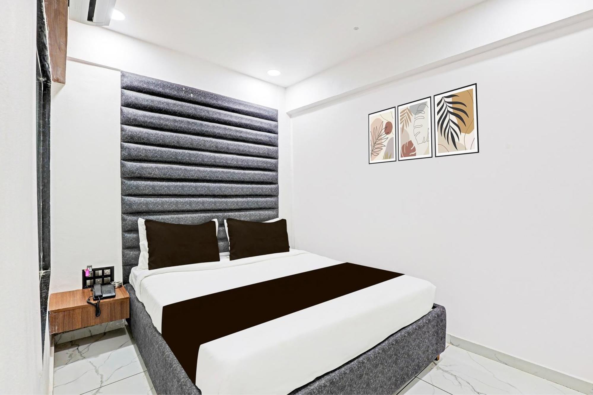 Super Hotel O Althan Formerly Hotel Niraant Surat Esterno foto