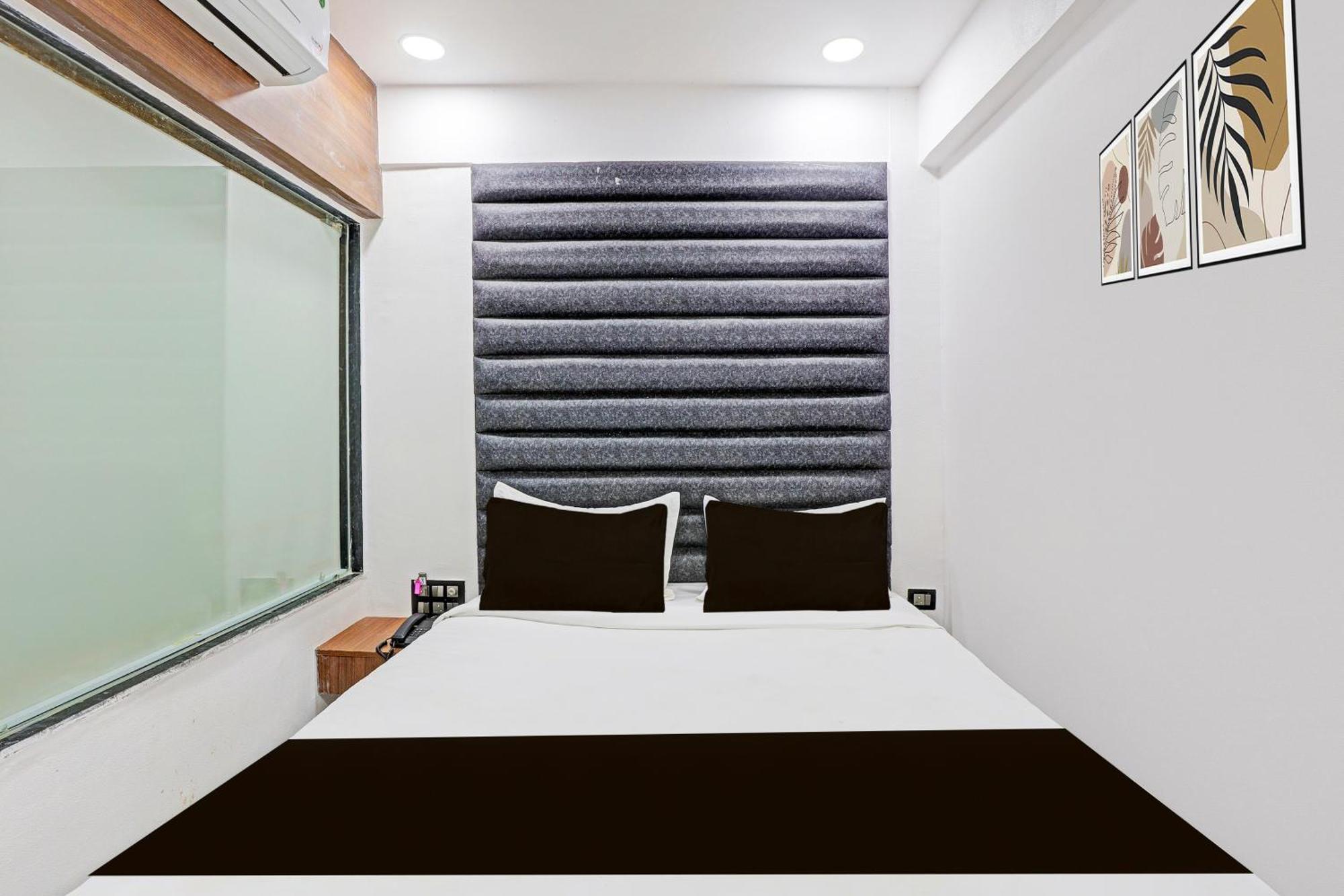 Super Hotel O Althan Formerly Hotel Niraant Surat Esterno foto